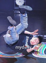 组图：原2PM成员朴宰范参加活动 大秀精彩街舞