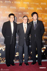 组图：霍震霆出席周年舞会 霍启刚等人陪伴身边