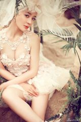 组图：袁姗姗裸色短裙写真 化身叛逆娃娃秀乳沟