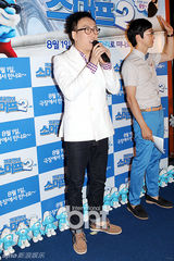 组图：朴明秀白衣亮相《蓝精灵2》蓝毯活动