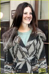 组图：打雷姐伦敦电台宣传 秋装素雅眼线撩人