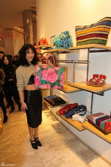 组图：陈燃潮装出席活动露腰显个性魅力