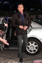 组图：袁泉胡军双双亮相亚洲电影大奖红毯