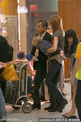 组图：萨科齐携妻女现身机场 可爱小千金罕曝光