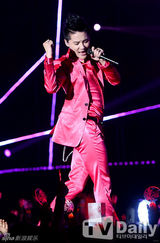 组图：JYJ金俊秀亮粉西装开唱 与女伴贴身辣舞