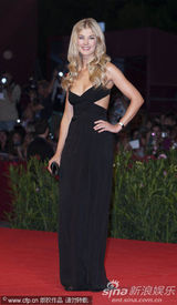 《巴尼的人生》首映 日本导演清水崇戴兔子头套抢镜