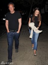 组图：《老友记》马修-派瑞携褐发女郎喝咖啡