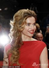 组图：柏林电影节红毯斯科拉红色长裙艳丽登场