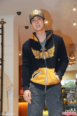 组图：吴尊当爸派红包 吴镇宇走秀范儿足获赞