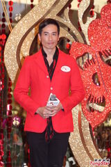 组图：陈豪红装亮相 Jessica C.俯身泄春光