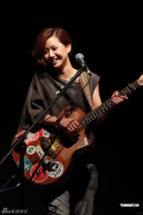 组图：陈奕迅现身卢凯彤音乐会 台上热吻