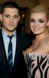 幻灯：Lady GaGa雷装出席皇家晚会 英女王忍俊不禁