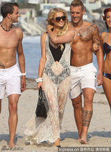 组图：希尔顿沙滩玩变装秀 头戴花环一秒变女神