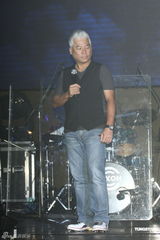 组图：巫启贤为新专辑开唱 30日将出席大炳追思会