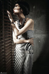 组图：张歆艺登杂志封面 复古风大玩红唇诱惑