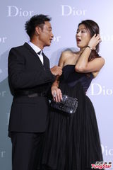 组图：钟楚红张曼玉同台亮相 全智贤露香肩