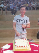 组图：甄子丹深圳签书会动容 2000影迷齐唱生日歌  