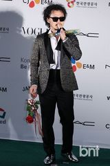 组图：韩孝珠玉泽演等众星亮相釜山电影节蓝毯