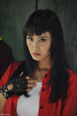 组图：《嘿-店》曝朱茵造型 夸张持枪有喜感