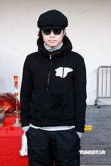 幻灯：劲歌颁奖礼拜神 四大公司歌手缺席杨千嬅失落