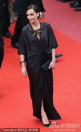 幻灯：《法外之徒》首映 谢丽尔侧面“露肉”秀身材