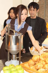 组图：林凡情人节举办音乐会 亲手制作甜点做礼物