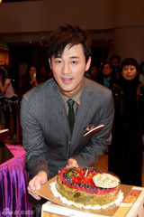 幻灯：官恩娜举止优雅秀风情 携手林峰共迎圣诞佳节