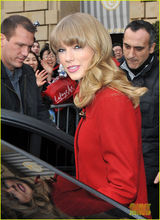 组图：泰勒优雅亮相巴黎 红色外套抢镜十足