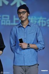 组图：阮经天胡须装现身京城 联手尹恩惠代言捞金