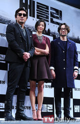 组图：韩片《柏林》开发布会 全智贤优雅亮相