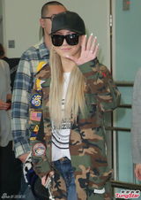 组图：2NE1队长CL李彩琳机场穿着休闲 微笑示人