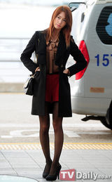 高清组图：少女时代允儿赴港 甜美亮相人气火爆