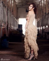 组图：杜若溪曝性感美肌写真 锁骨精致香肩迷人