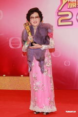 组图：李香琴获颁万千光辉演艺人大奖