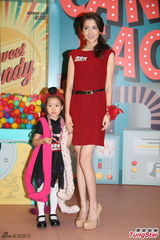 组图：吴千语红裙性感出镜 否认林峰到香闺过夜