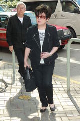 组图：众好友拜祭邓光荣灵堂 洪金宝成龙谢贤等出席