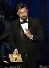 组图：《逃离德黑兰》获最佳影片 阿弗莱克吻妻