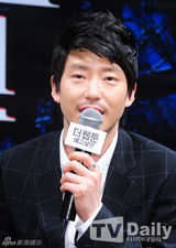 组图：李诗英穿露背装宣传恐怖片《预告杀人》