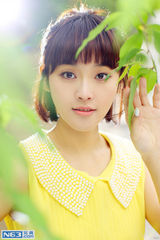 组图：张佳宁初夏写真曝光 林间嬉戏清纯俏皮