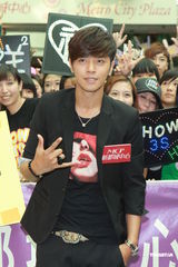 组图：罗志祥签唱会歌迷热情 现场玩自拍抱抱