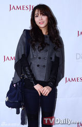 组图：GirlsDay清新亮丽 白智英彩色围巾亮眼