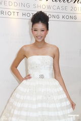 组图：陈嘉桓出席名品婚纱秀 亲自上阵展示婚纱