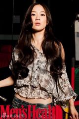 组图：霍思燕登杂志封面 长发热裤秀健康性感