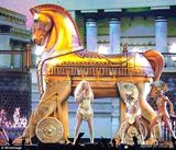 组图：67岁雪儿激情开唱 红亮片短裙秀苗条身材