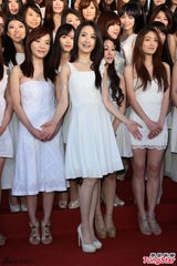 组图：林依晨亮相记者会 白色长裙优雅文静