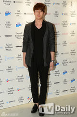 组图：T-ara孝敏等众星看秀 超短裙秀长腿