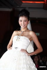 组图：陈嘉桓出席名品婚纱秀 亲自上阵展示婚纱