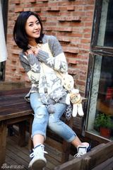 组图：张馨心可爱毛衫街拍展现简约清新范儿