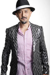 高清图：姚橹写真玩表情游戏 岁月沉淀显男人魅力