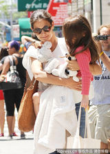 组图：凯蒂霍尔姆斯带女儿逛街 苏瑞情绪低落躲镜头